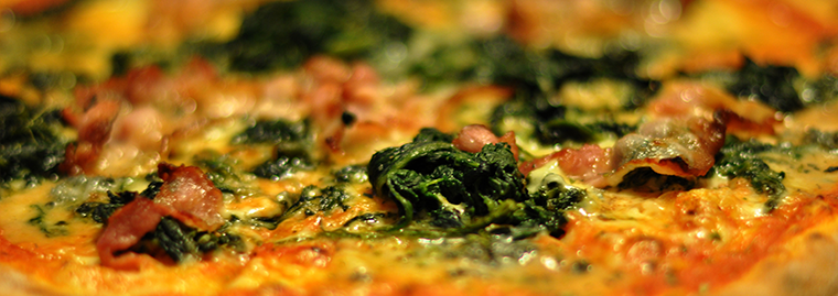 Egy pizzáról készült közeli kép