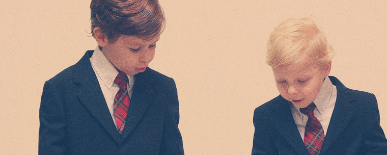 két kölyök öltönyben