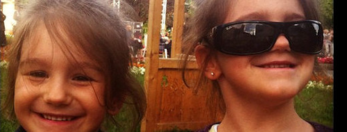 két aranyos kislány mosolyog