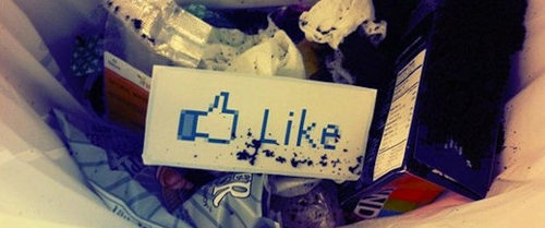 Facebook like szemeteskosárban a többi szemét között illusztráció