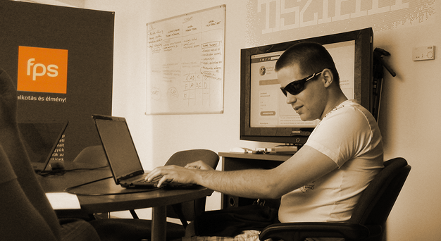 Vida Zoltán teszteli számítógépén a Baráthegyi web site-ját