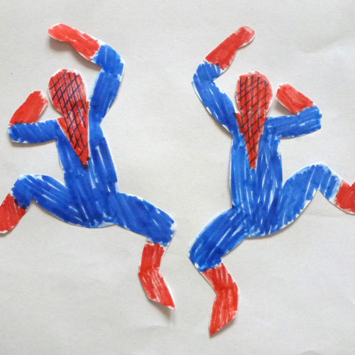 pókember figura kékre és pirosra színezve filccel