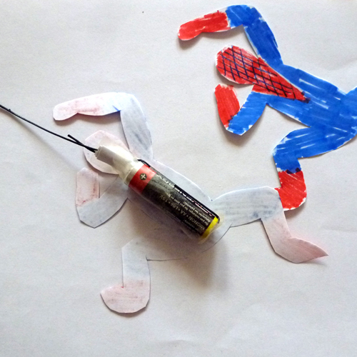 a pókemberfigura az elemre ragasztva