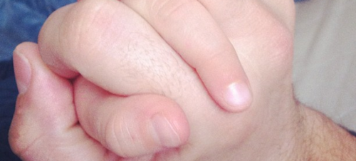 két kéz egymásba fonódva fotórészlet