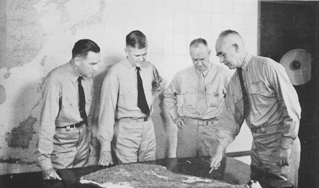 Abendessen (sárga ingben) barátaival Abu-Szir kódját vizsgálja